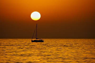 日落时帆船的轮廓